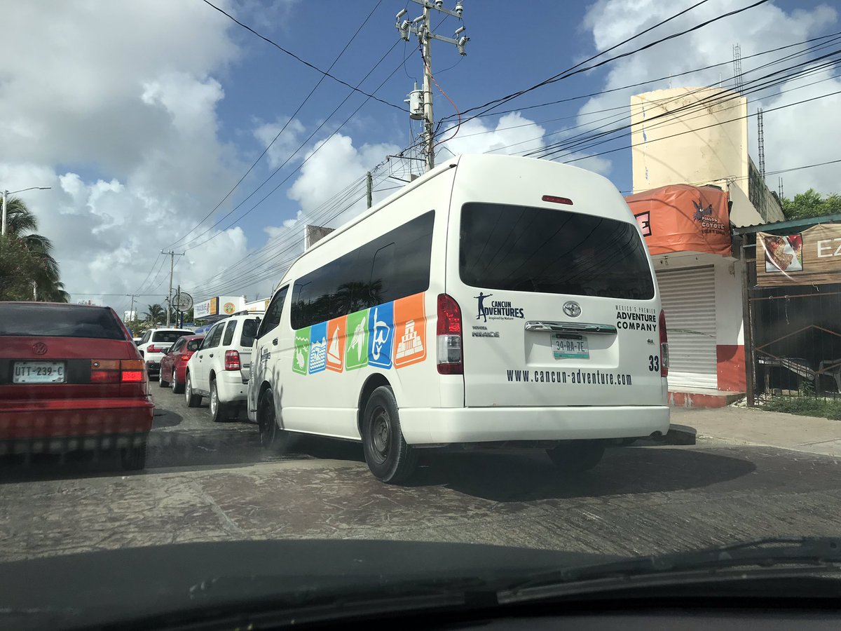 saucedaantonio's tweet photo. Ups entiendo que el tráfico esté cañón pero no por eso hay que manejar mal !!! Y estaba mero en medio y más adelante una peaton cruzando en verde con su hijo 🙄 https://t.co/qLMbW2FRba
