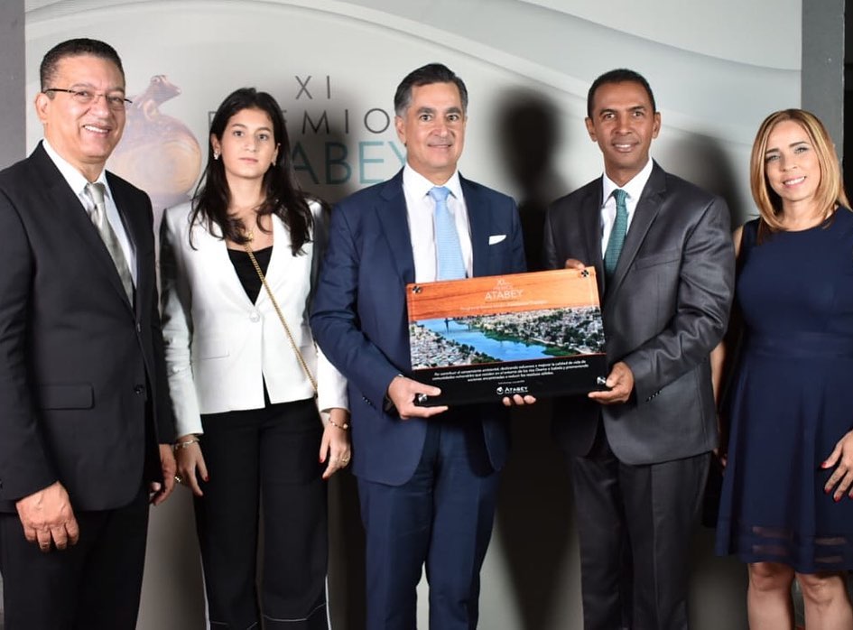 Pizzolante's tweet photo. Muchas felicidades a nuestro cliente @Ftropigas y su Programa #RiberaVerde, por recibir el reconocimiento especial como "proyecto empresarial" en el marco del Premio Ambiental Atabey 2019. Nos enorgullece poder ser parte y aportar a tan valioso programa. #PremiosAtabey2019 https://t.co/HJeLzr45M4