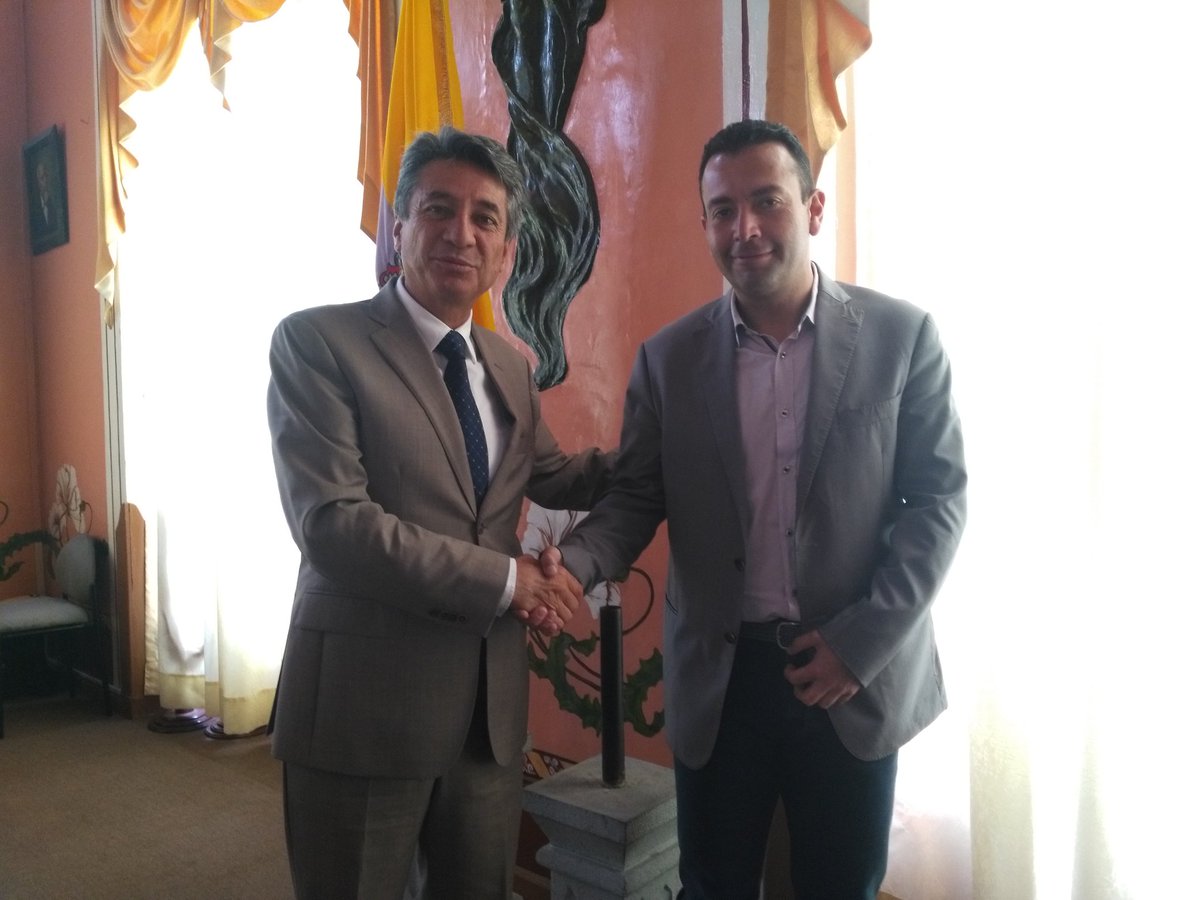 MarcoIParedesG1's tweet photo. Trabajamos en territorio con @ByronCardenasCe alcalde de @gadlatacunga; revisamos los servicios #CNT con los que cuenta la Municipalidad y las soluciones tecnológicas que se pueden aplicar con miras a digitalizar la ciudad.
#CompromisoCNT https://t.co/qX4641zusS