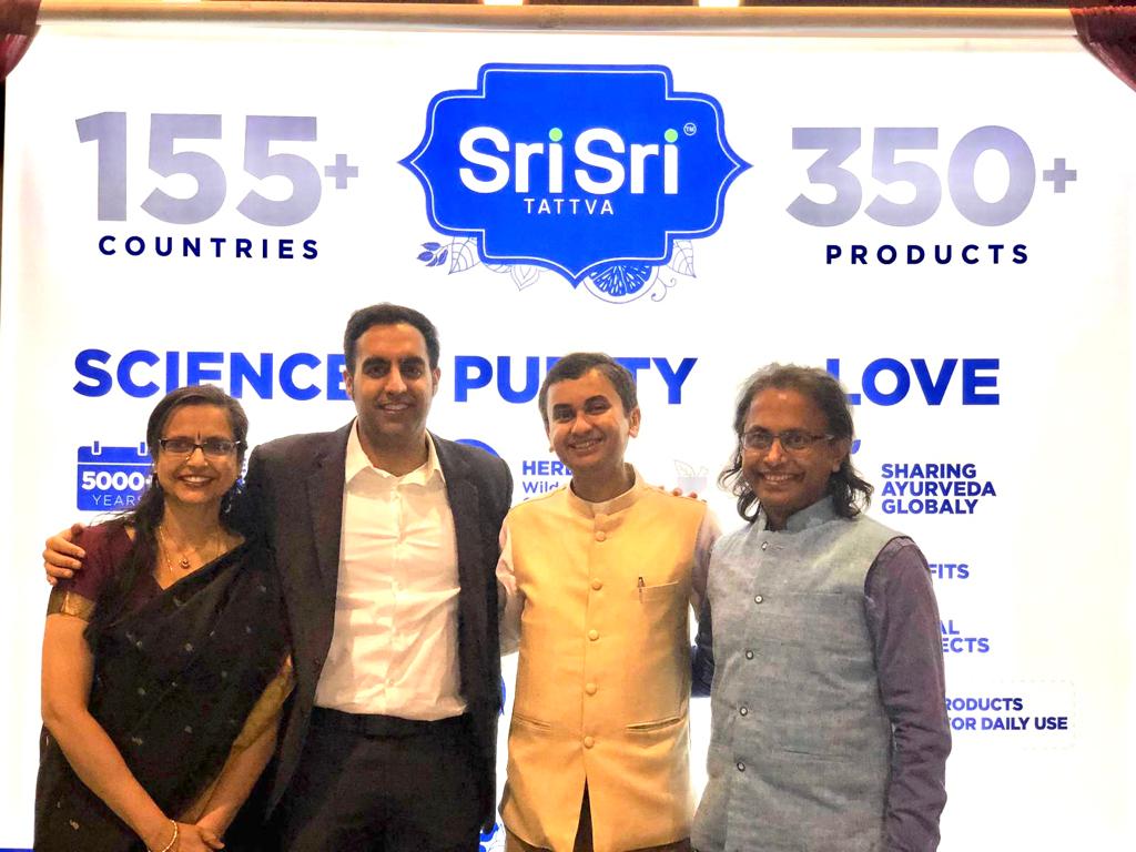 SriSriTattvaUSA's tweet photo. SST showcased our new Ayurvedic product range at the 2nd Annual Wellness Conclave. *Dr Ajay Tejasvi*, President of Sri Sri Tattva USA was the keynote speaker and brought the crowd into a deep meditation. #health #wellness #ayurveda #unitedstates #usalaunch https://t.co/JnaYQFMz2O https://t.co/NSIgySCttT