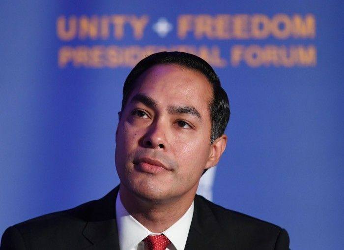 BeCauseWater's tweet photo. “Today I’m putting forward a plan to combat lead exposure across the country, and to ensure that no families experience what those in Flint have had to endure."- Julian Castro touching on an important issue being ignored by other primary candidates🔥💧

https://t.co/waSF99FyEV https://t.co/PKMZaNFYZ8