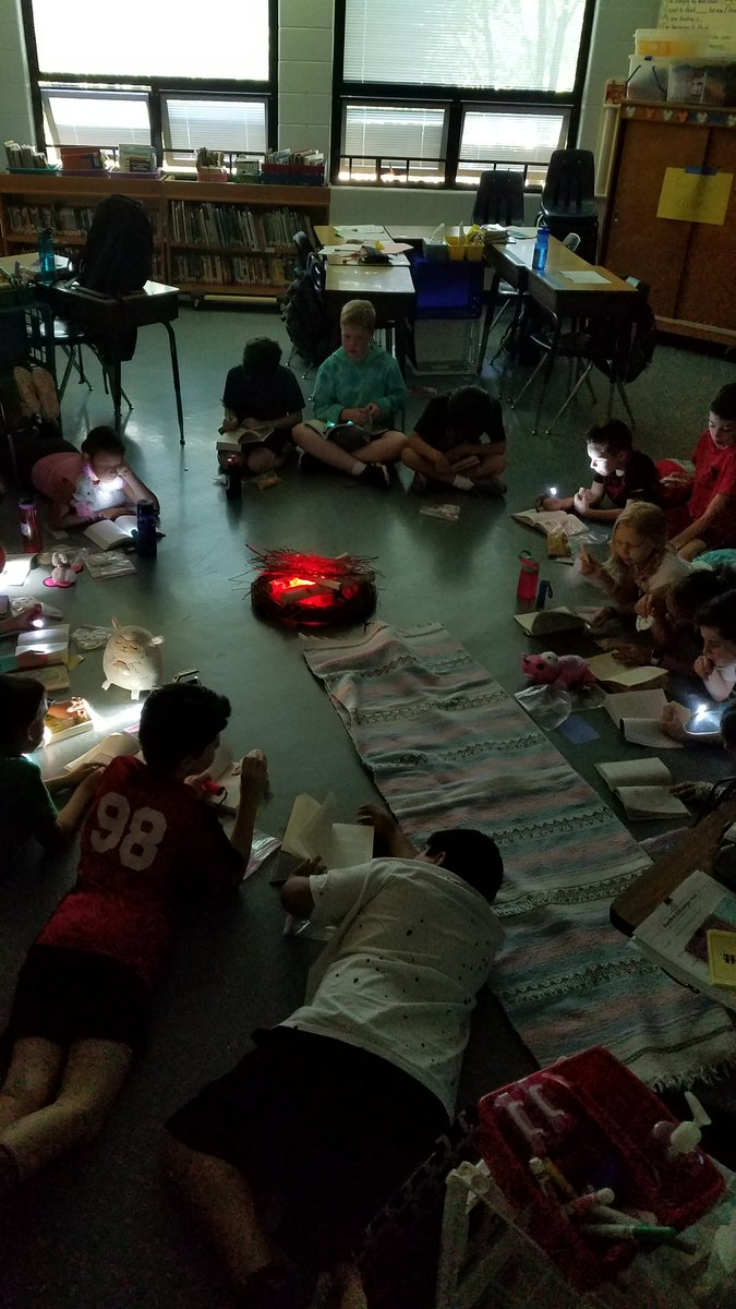 steelergal703's tweet photo. Campfires make everyone smile!  Thanks, Smiley, for helping celebrate one last campfire read before summer break!  #campfires #alwaysreading #smileycookie #summer @EatnPark @smileycookie https://t.co/7qMh2SBykW