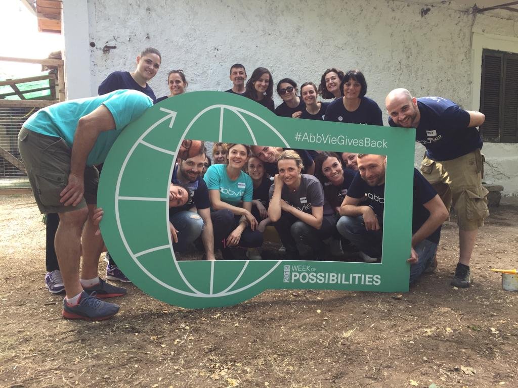 AbbVieItalia's tweet photo. Stanchi ma felici di aver contribuito a sistemare l’area esterna della Casa Famiglia Ain Karim di Roma. Due giorni di volontariato per restituire impegno e tempo agli altri. Due giorni di nuove possibilità! #WeekOfPossibilities
#AbbVieGivesBack #AbbVieItalia #accendiamoilrispetto https://t.co/Jx9mT79cDO