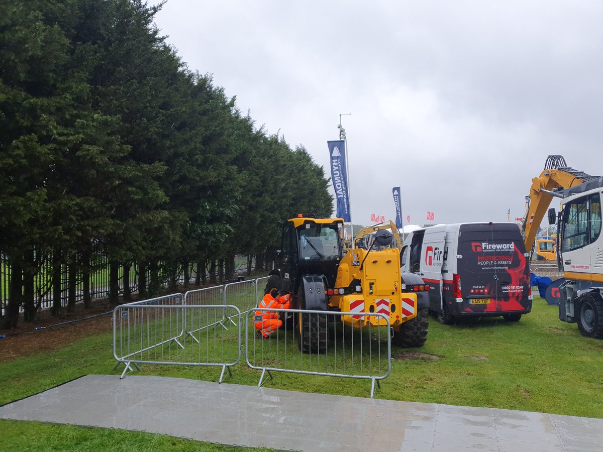 FireWardnet's tweet photo. Through wind and rain our Engineer #RichardMennie has covered great ground at @Plantworx2019 today, with a #LiveInstallation on a @JCBmachines 560-80, fitting a 12kg dual-agent #firesuppression system. Check in tomorrow for more highlights. #FitTheBestFitFireward #FireProtection https://t.co/aizIIlkY2Y