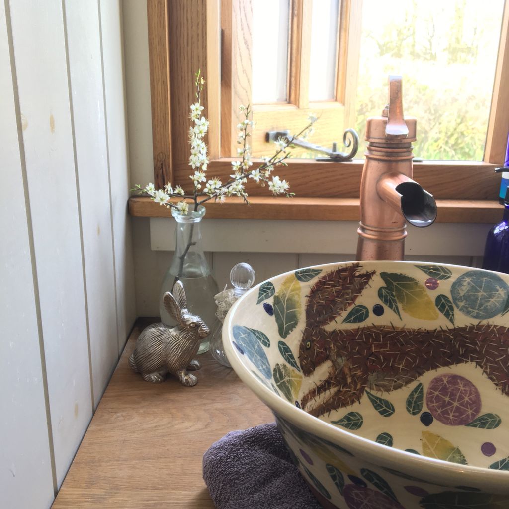 FarmsteadGlamp's tweet photo. I just love our personalised sinks by @potterybyjoburnell . Can’t wait to see what she comes up with for the #treehouse 😊
#pottery #customsink #oursinksnicerthanyours #thehappyhare https://t.co/cPwDlqlpvp