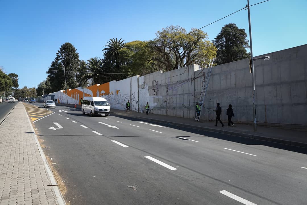 ArtMyJozi's tweet photo. Painting is underway on the S Bend Mural down Louis Botha Ave.
Look at the size and scale of the wall! We have some of the best artists in the city working on it.
#SBendMural #LouisBotha #Mural #JoburgMurals #streetartjoburg #StreetArt #PublicArt #TheTrinitySession @JDA_joburg https://t.co/gL1IqWJa4h