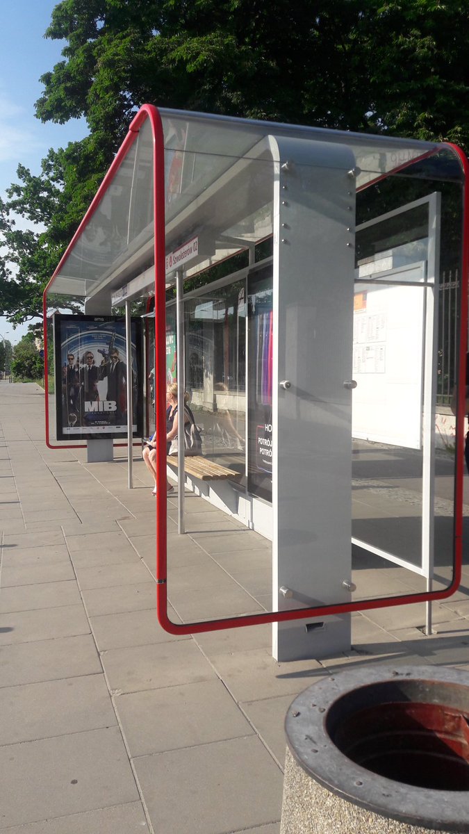 Na siódmy kręg piekła zasłużyli urzednicy ratusza/zarzadu transportu miejskiego ktorzy takie przystanki w przetargu wybrali. 
Za karę: codziennie przez caly rok powinni stać w deszczu lub palącym slońcu. Zimą w lakierkach latem w garniaku.