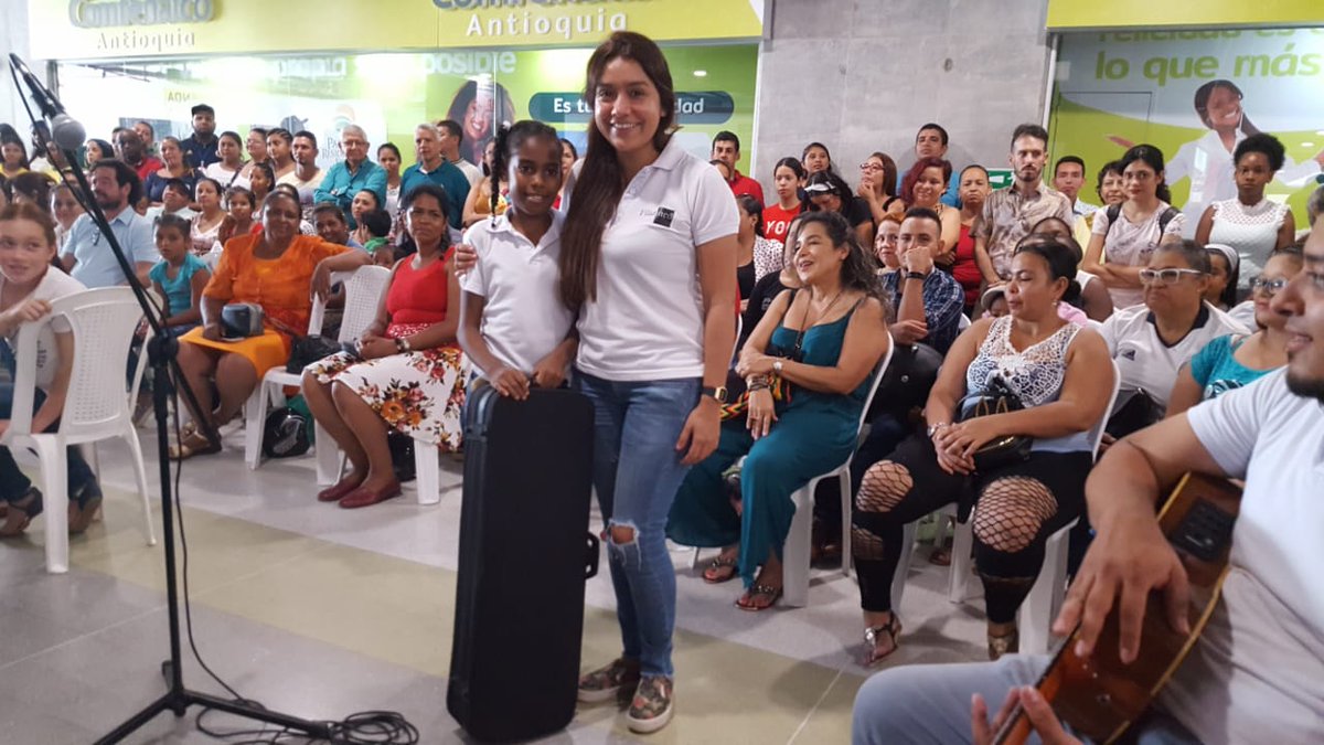 Filarmed's tweet photo. Este momento significa mucho para nuestro proceso en el Urabá Antioqueño. Nuestros violinistas @isarango y  Cristian Cardona, donaron violines a sus alumnos en la Escuela Preorquestal Sinfónica de Urabá.  Gracias @Fundauniban @Comfama y @mincultura por creer en la música. https://t.co/VR4xBZcY4N