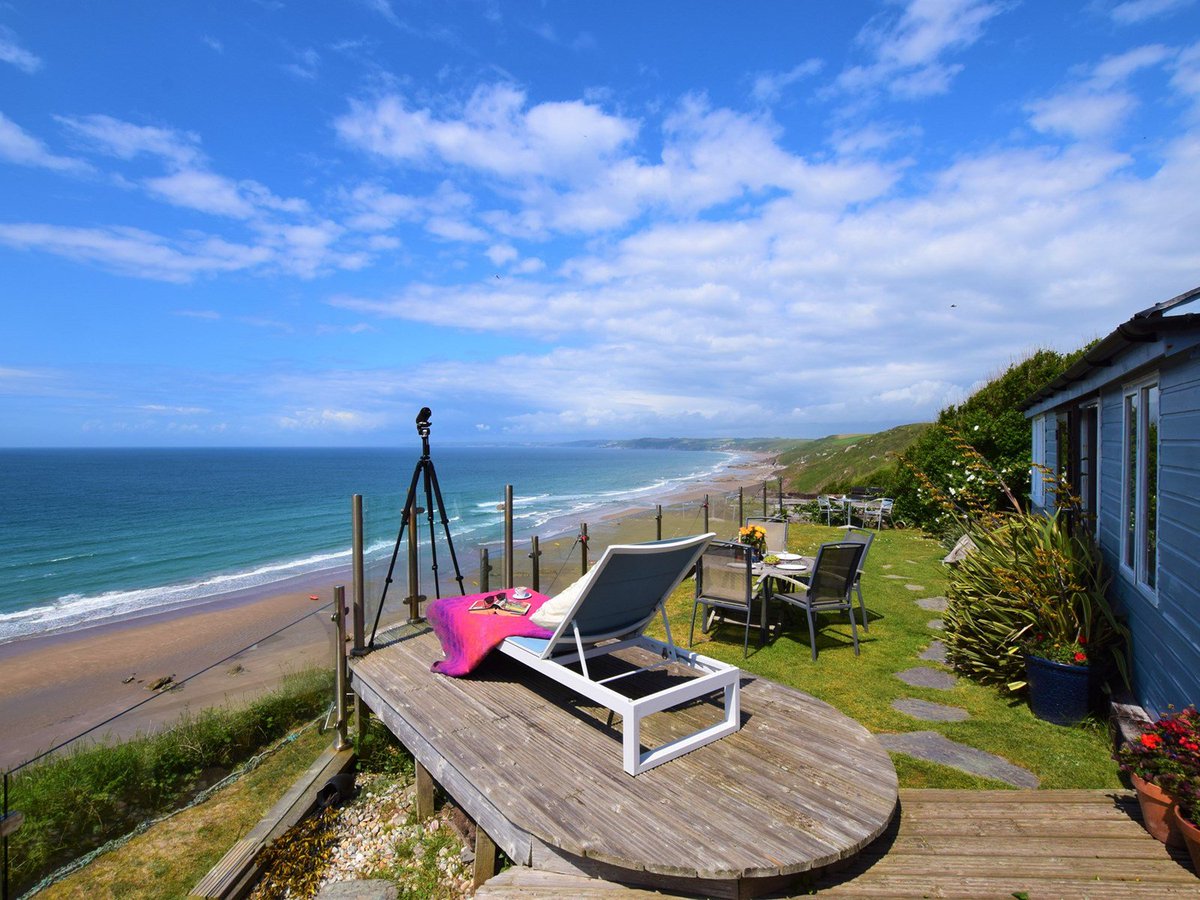 The ultimate couples retreat on the beachfront in Cornwall, direct beach access and pets welcome, book online...
bit.ly/2Xc0YPz