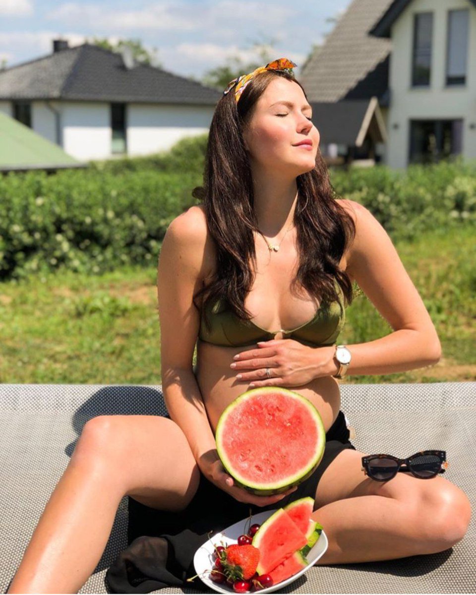 Pregnancy_App's tweet photo. We all have cravings - sure, we can't always deny them. But don't let your cravings take over, and try and make healthier choices for your little one. 🍼🍼🍼
.
.
.
.
.
#pregnancyplus #pregnancyphotoshoot #momtobe #mumtobe #pregnancy
Image by @ana.snider https://t.co/MrVySdMsDg