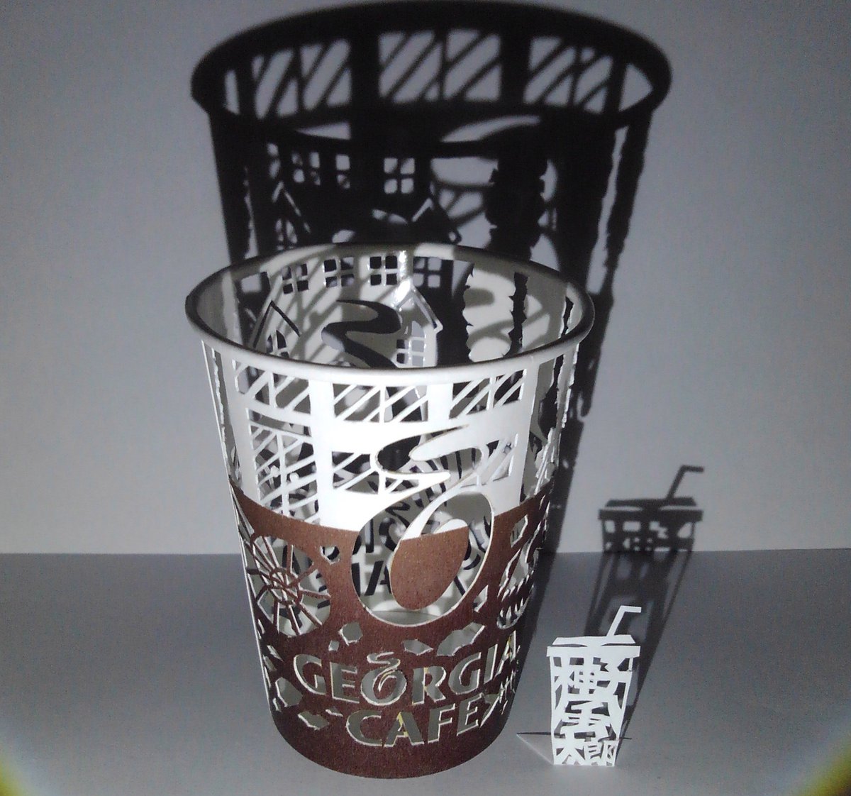 神子 風太郎 紙コップ切り絵 ジョージュラ紀 ジョージアの紙コップの茶色を地面に見立てて 紙コップ 切り絵 ジョージア Georgia ジュラ紀 化石 恐竜 Cutout 神子 風太郎 紙コップ切り絵 ジョージュラ紀 ジョージアの紙コップの茶色を地面に見立てて 紙コップ 切り絵 ジョージア Georgia ジュラ紀 化石 恐竜 Cutout