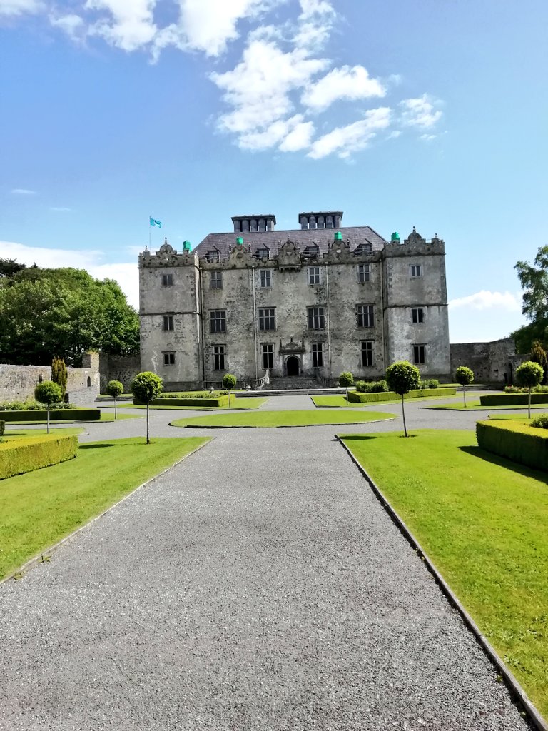 INFOJRTT's tweet photo. #CoGalway We've been to visit Portumna Castle and their fabulous Gardens on our #GBIRE2019 fam trip with @TourismIreland &amp; we can definitely recommend! The weather has been good to us as well in the #hiddenheartlands #LesserKnownIreland #VisitGalway @Failte_Ireland #visitireland https://t.co/OySip9oIHL