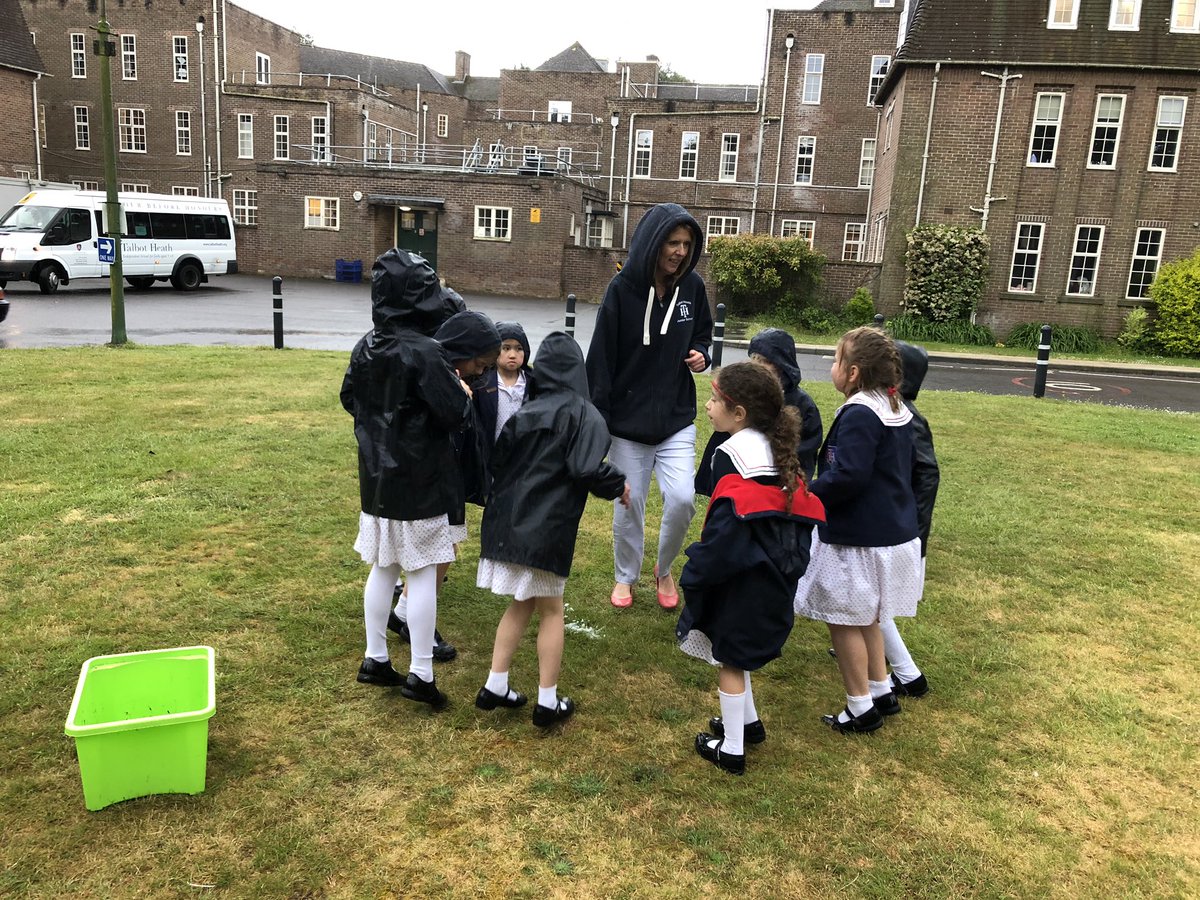 THSch_PrePrep's tweet photo. KS1 Science club made wormeries. Unfortunately we couldn’t find any worms even without worm dance! #thks1 #thpreprep #THScience https://t.co/JhkC1zGs1D