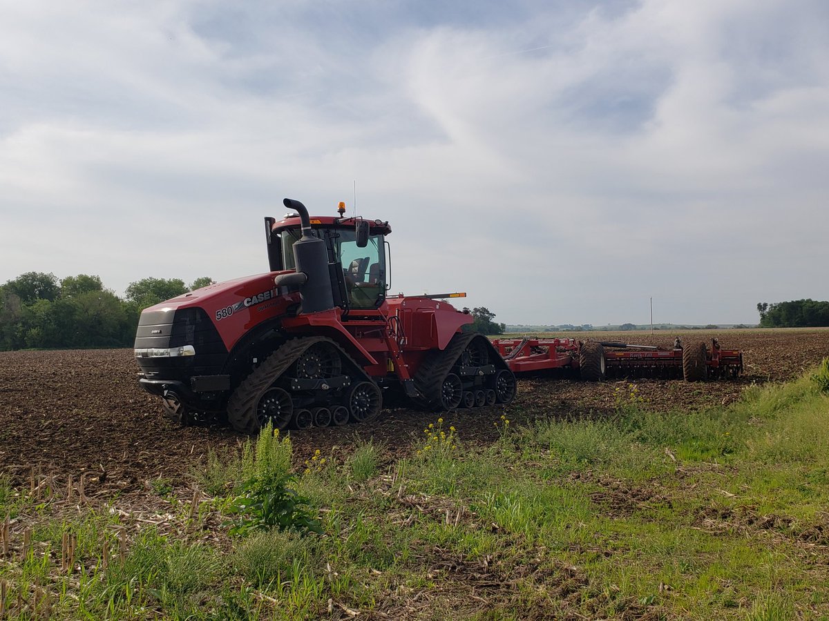 BeerbohmC's tweet photo. We've had the opportunity this spring to put this #KwikTill HSD3500 to the test! Customers have been very impressed with it's productivity. They have seen anywhere from 40-60 acres/hour at 10-15 mph! It's ability uproot small weeds has been impressive as well! @TitanAg #Plant19 https://t.co/dEkwAoZcJX