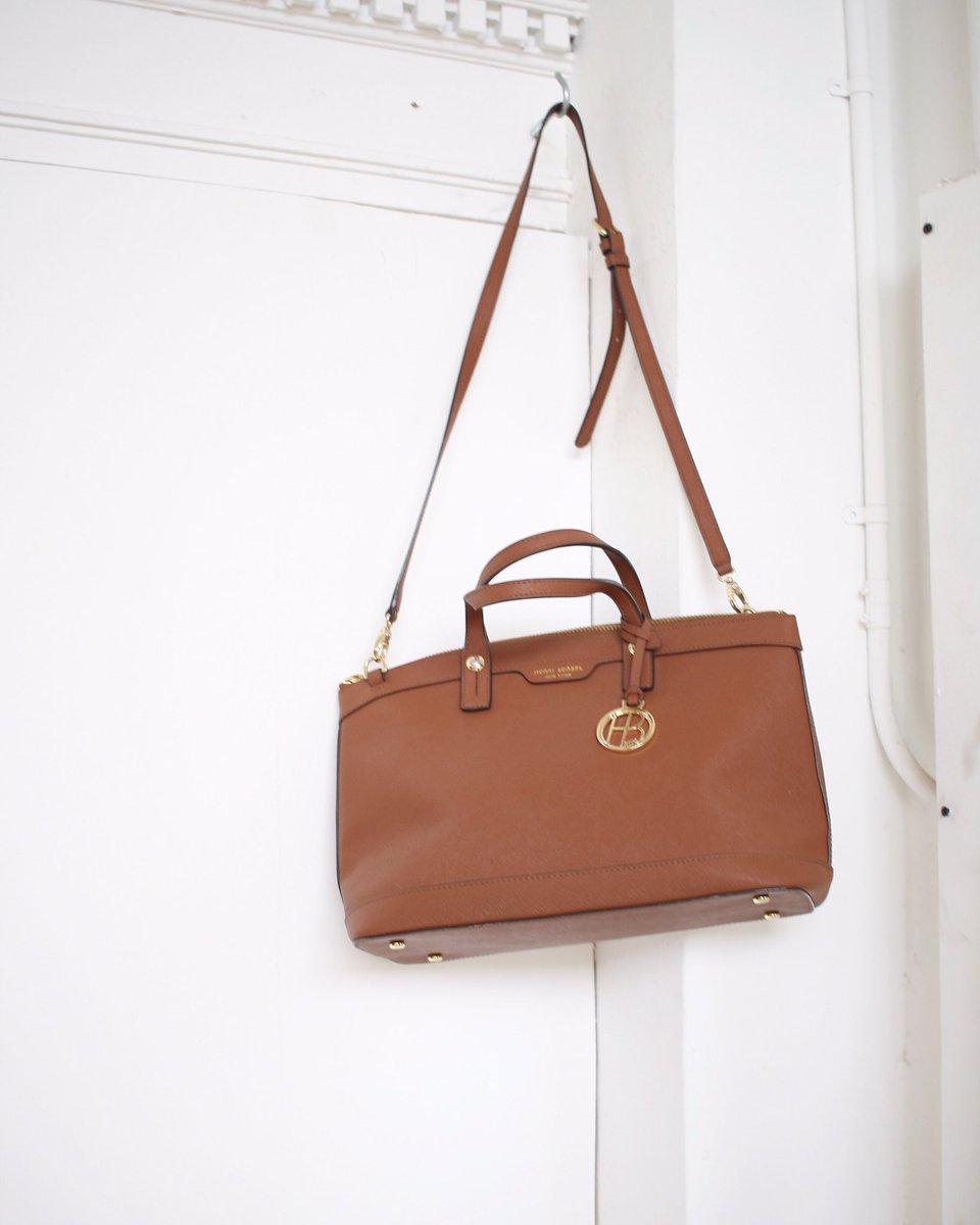 BoroResale's tweet photo. @henribendel 👜🏙 #henribendeltote #henribendel #consignment #secondhand #reuse #restyle #designer #designerconsignment #vintageconsignment #goodfinds #usable #functionalfashion #totes #quality #yes #summerstyle #usedgoods #sustainablefashion #sustainablestyle #doingthings https://t.co/3QesIgBQ5C