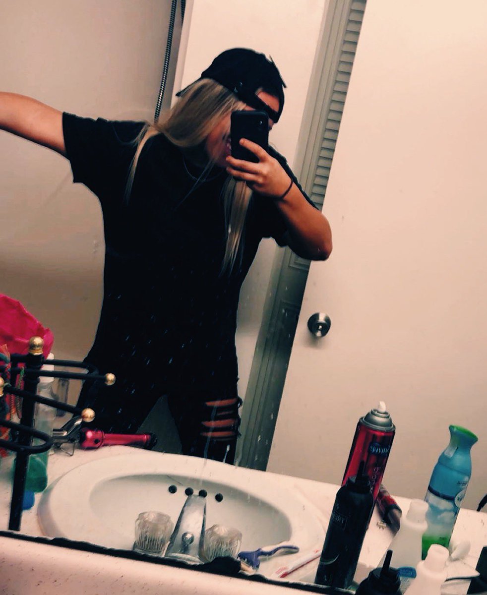 AyeMaddron's tweet photo. hi, I heard it was pride month 🖤🌈 #LGBTQruletheworld https://t.co/aVsOB6Fx4s