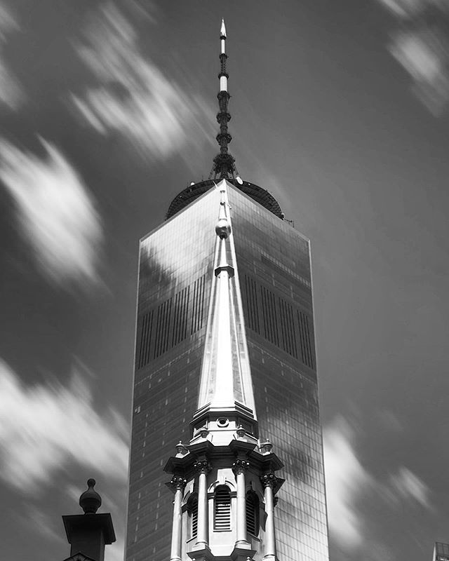 sweeneyjon's tweet photo. The steeple of Saint Paul’s Chapel fits perfectly within the architectural detail of One World Trade. Coincidence or excellent design? #bw #blackandwhite #monochrome #inkwell #nyc https://t.co/DMGZQMtGBN