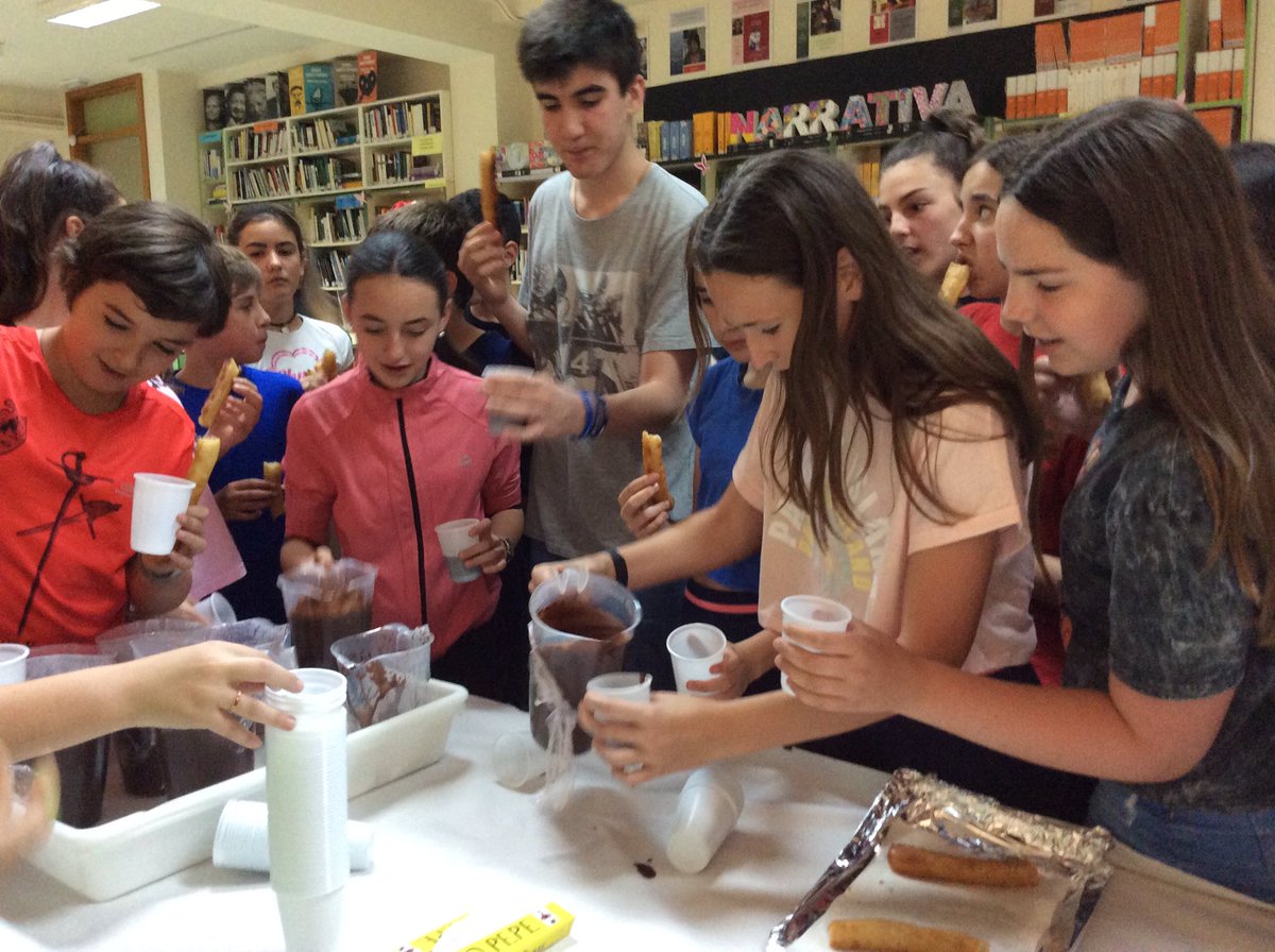 Dulce reunión.Hoy nos hemos reunido con el alumnado colaborador para agradecerles su trabajo en la biblioteca este curso de la forma más dulce posible: con chocolate y churros. Un curso más, han sido imprescindibles. Gracias. <a href="/BECREAGR/">Red BECREA Granada</a> <a href="/doraricel/">Departamento de Orientación IES Aricel</a>