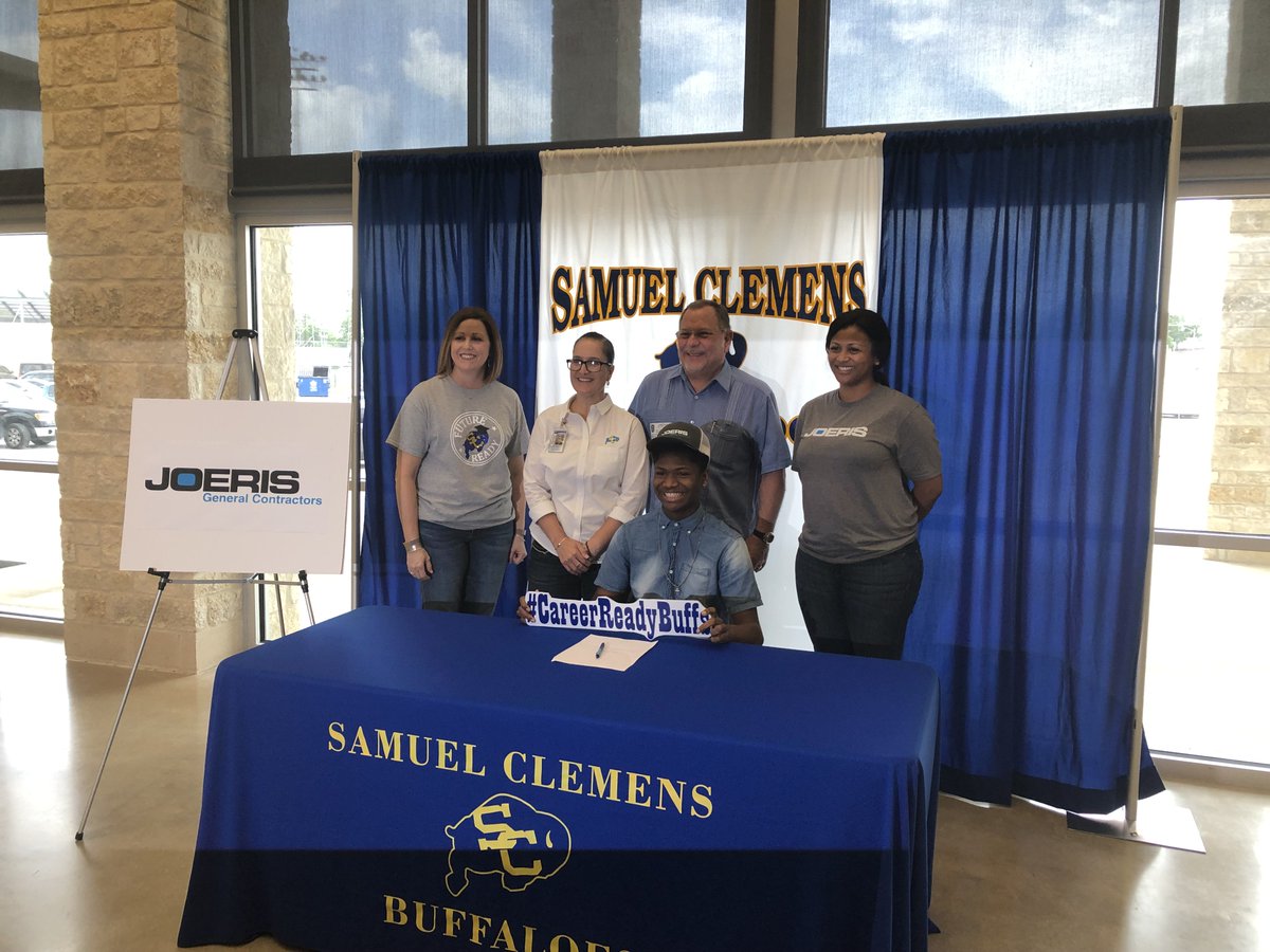 JoerisGC's tweet photo. Applying the lessons learned in school to the workplace is how we build stronger communities. We are proud to partner with @sa_works and support 3 @SCUCISD @SamuelClemensHS students as they spend their summer interning with us! #JoerisInterns #InternSigningDay #CareerReadyBuffs https://t.co/3grDXnbJe6