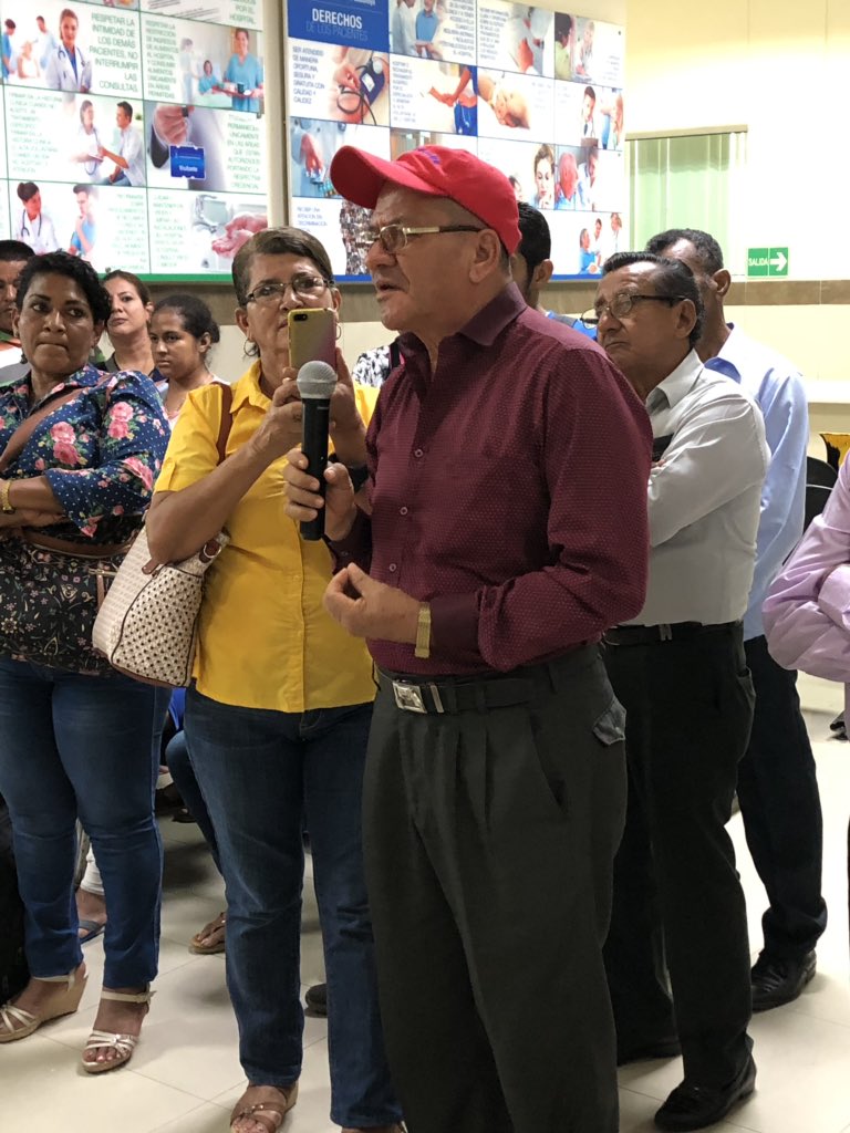 MontubioEc's tweet photo. Al conmemorarse el #DíaMundialCáncerPróstata, nuestro hospital realizó un foro de preguntas y respuestas para dialogar  con asegurado sobre síntomas, prevención, diagnósticos, tipos y tratamientos de esta enfermedad. #IESSTeCuida https://t.co/aq5oDtTklG