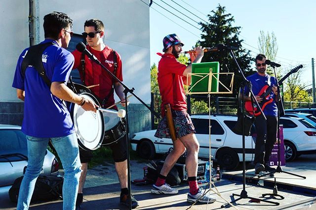 Una vez hicimos lo que hacemos siempre pero nos sacaron foto chulas. Gracias majos @chaalioli #charangaalioli #aniversarioalioli #segovia #flauycia bit.ly/2R7a6PK