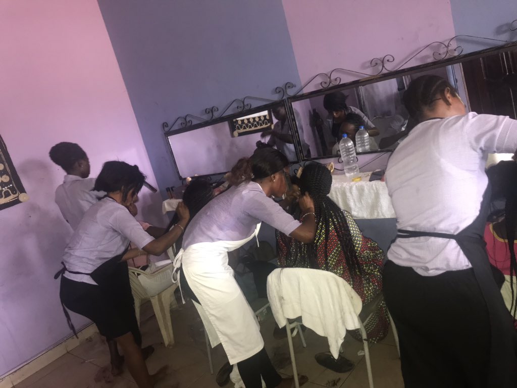 gayenjorrofoun1's tweet image. Day 2:Tresse for Class Two Students 
Beautiful Makeup &amp;amp; African braids ( Tresse) 
More years to come with success, prosperity &amp;amp; efficiency 
#gambia
#africanbraids 
#makeupartist