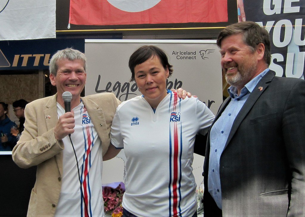 Gleði, gjafir og vinátta allsráðandi á Air Iceland Connect-hátíð Hróksins í Nuuk hrokurinn.is/gledi-gjafir-o…