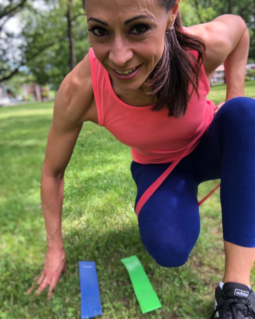 LisaMateoTV's tweet image. Looking to get the derriere of your dreams? Add some resistance bands to your routine like these from @prosource_fit  Click the link for a few killer moves!
#sponsored #prosourcefit 

prosourcefit.com/blogs/news/9-r…