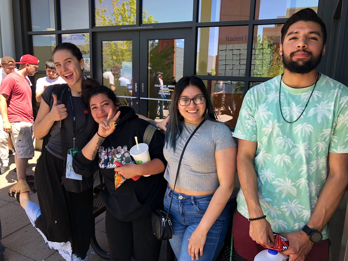 CoMediaSchool's tweet photo. #ChillinAndGrillin at the @CoMediaSchool rockin’ and rollin’ on this Tuesday!
#BeOnAir #LearnFromAProToBeAPro #CMSworks #WeAreCMS https://t.co/dzLyLf9geU
