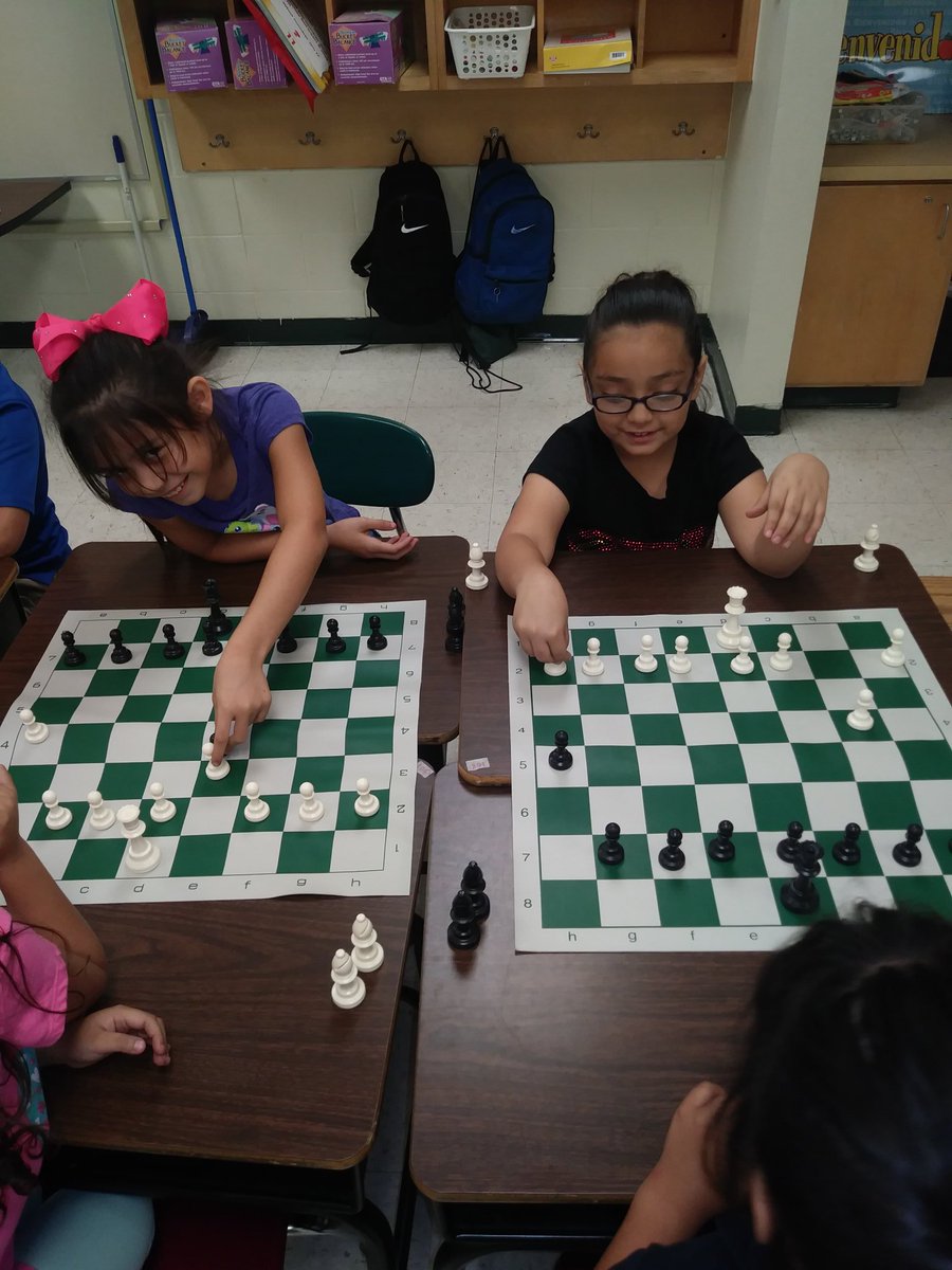 LES_ACE2018's tweet photo. Making those moves count in chess class #ACESummerEnrichment https://t.co/MYfa3FDiSt