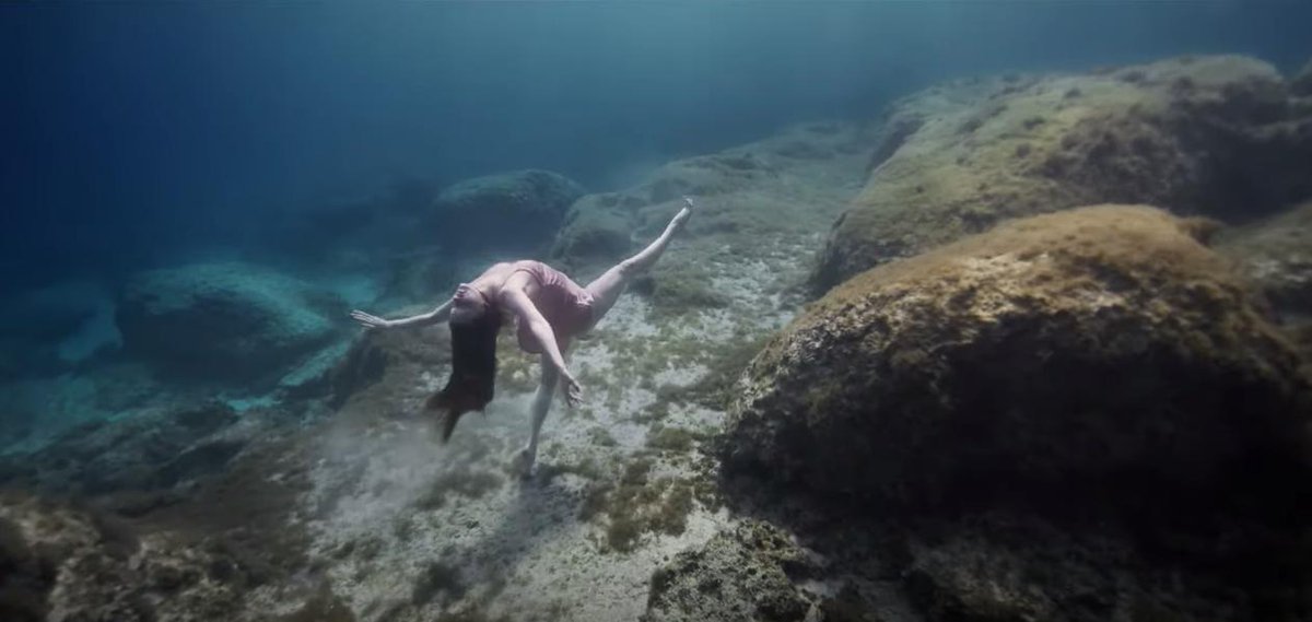 ArantxaVizcarro's tweet image. 😍 Per fi un gir!  @joandausa és l'hòstia i @MariaRodes simplement és solemne. "No comprenc per què escups verí, em deixes sense alè, em cremes tot el cos. Fa un temps que et veig i no t'entenc. Ha d'haver-hi una altra forma de viure". youtu.be/QvQ-hbiwjZ0 #bellesa #sentits