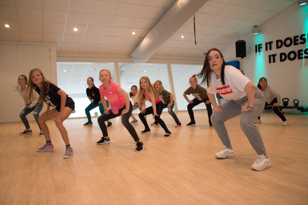 Heb jij al kaarten gekocht voor de show van crooksdanceacademy.nl. Zaterdag 29 juni. Inloop 18:00 uur, show 18:30 uur tot 20:00 uur. Afwisselend hiphop, modern, urban en livezang. Kaarten kosten slechts € 2,50. Te koop aan balie Sonsport!