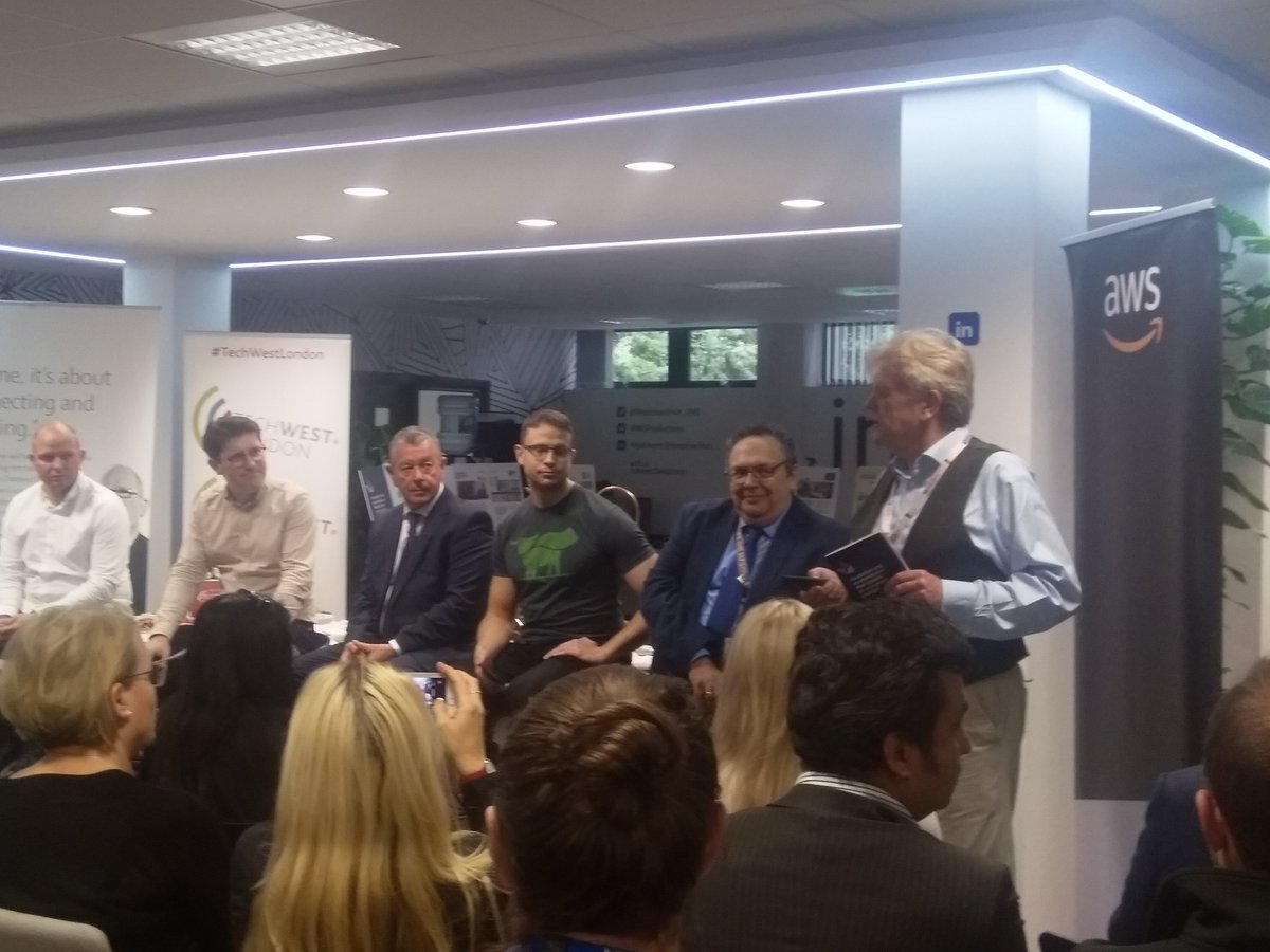 angela_kanwar's tweet photo. A full house where #innovators & #disruptors meet and discuss @WestmontHub_UWL tonight. #LTW #innovators #tech #food #acceleration #media #westlondon #entrepreneurs #TechWestLondon #aws https://t.co/inUOKevOVt