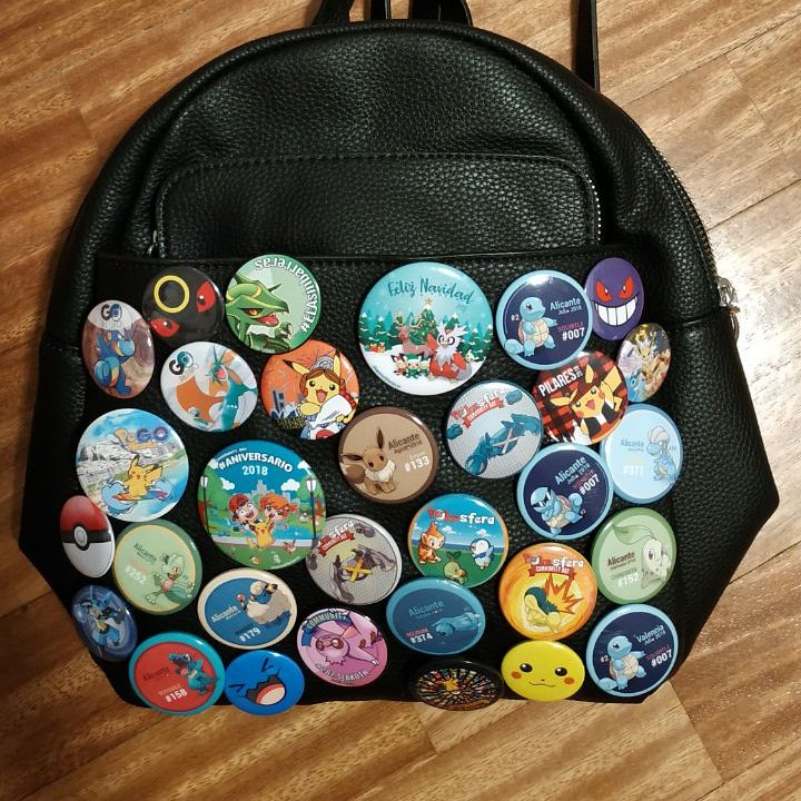 ChapaSolidarias's tweet photo. Esta mochila pertenece a una querida amiga, que se llama Olga, en la cual luce nuestras chapas Solidarias por todo Madrid. 
¿Te gustaría poder lucirlas a ti también en tu ciudad? 

Desde Zaragoza y Chapas Solidarias  te deseamos una rápida recuperación Olga. Mucha fuerza💪 https://t.co/5tk11g4jnt