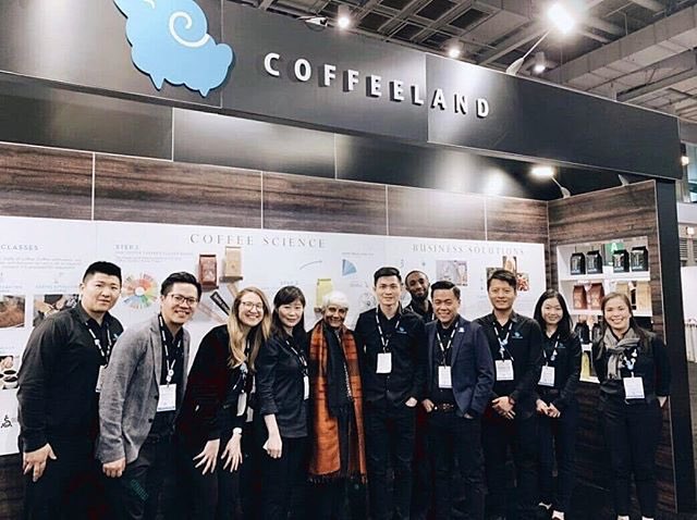 coffeelandinc's tweet photo. Our team is honored to be graced with Sunalini Menon - Asia’s first woman coffee taster and pioneer in the coffee industry. #coffeetaster #coffee #specialtycoffee #womenincoffee #team #international #education #coffeeexpo2019 @SpecialtyCoffee @thecqi https://t.co/0fgF6PQHUD