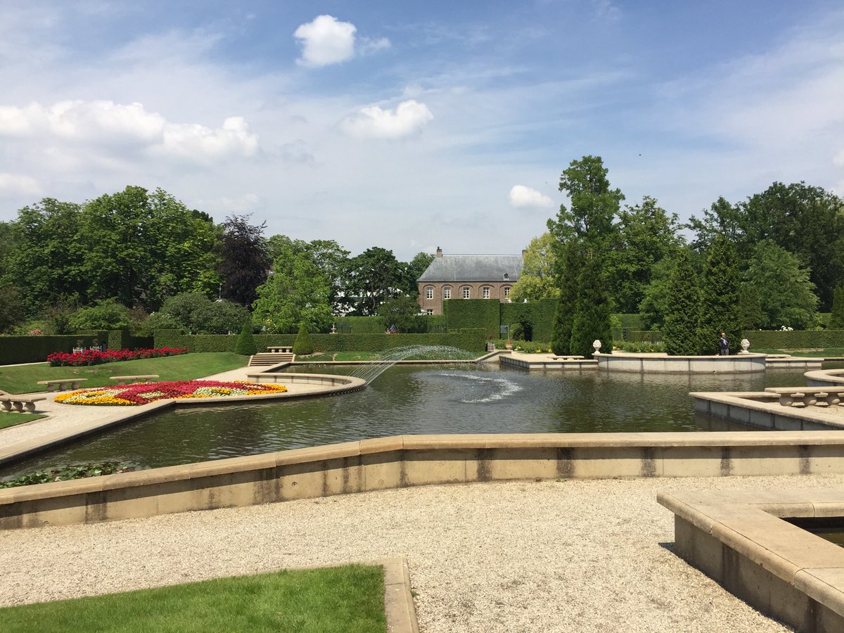 Wasserspiele und die volle Blütenpracht unzähliger Rosen - die Schlossgärten #kasteeltuinen in Arcen bei Venlo sind gerade in dieser Jahreszeit ein toller Freizeittipp. Und das direkt hinter der Landesgrenze von #NRW. Das nächste Wochenende kommt bestimmt. <a href="/RTLWEST/">RTL WEST</a>