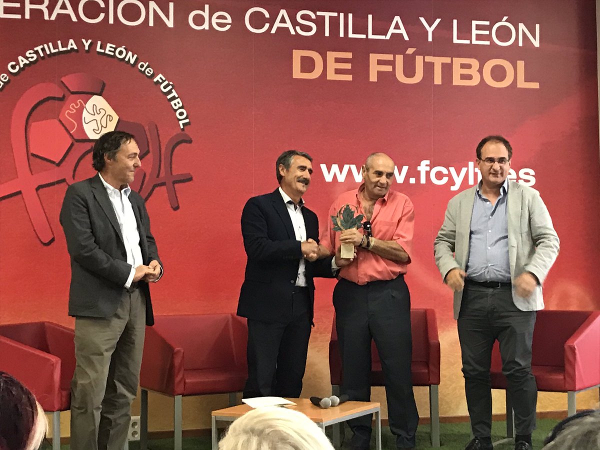 BoscoValladolid's tweet photo. Nuestro presidente recibe el premio Domingo Caballero, que concede el @cdarces por toda una trayectoria ligada al mundo del fútbol base de valladolid. Enhorabuena Nieto!! https://t.co/5Q6wxB6Onv