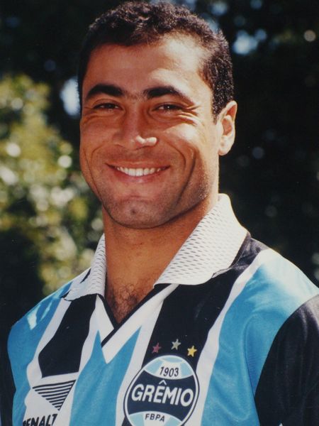 radiopachola's tweet photo. #MemóriaImortal: Quem completa 46 anos hoje é #Arilson. Ele teve três passagens pelo Grêmio, em 1993 até 1995, em 1999 e em 2004-2005, se tornando bicampeão gaúcho (95 e 99), campeão da Copa Sul (99), Copa do Brasil (94) e campeão da América (95).
📸Demetrius Alves https://t.co/7wpxqkKJtB