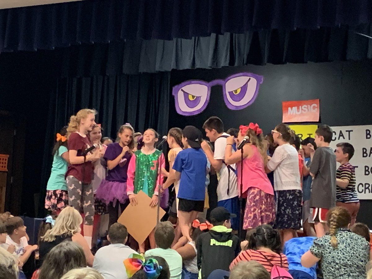 claddMRE's tweet photo. Watching a great performance by the MRE 6th graders, "Junie B. Jones." @MrsACorp #TeamMRE  #talentedkids https://t.co/7JIOnWKL20