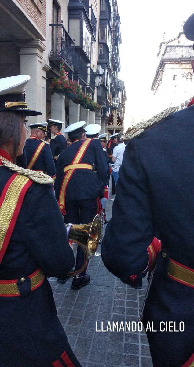 Avanza la <a href="/amarroquiamrtnz/">Arroquia Martínez</a> por la calle Campanas