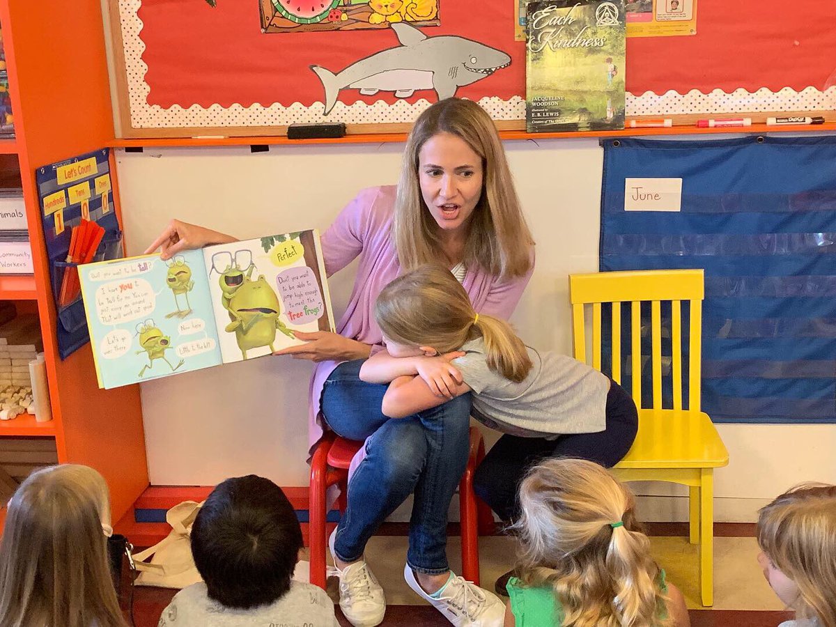 AtomicMoms's tweet image. Classically trained reader, available for hire 👍 😂 “I Don’t Want to Be Big” felt like the perfect choice for these graduating preschoolers 👩‍🎓😍😭 @penguinrandomhouse 🖊 @devpetty 🎨 @MikeBoldt #atomicmoms #podcast #bookclub #momlife