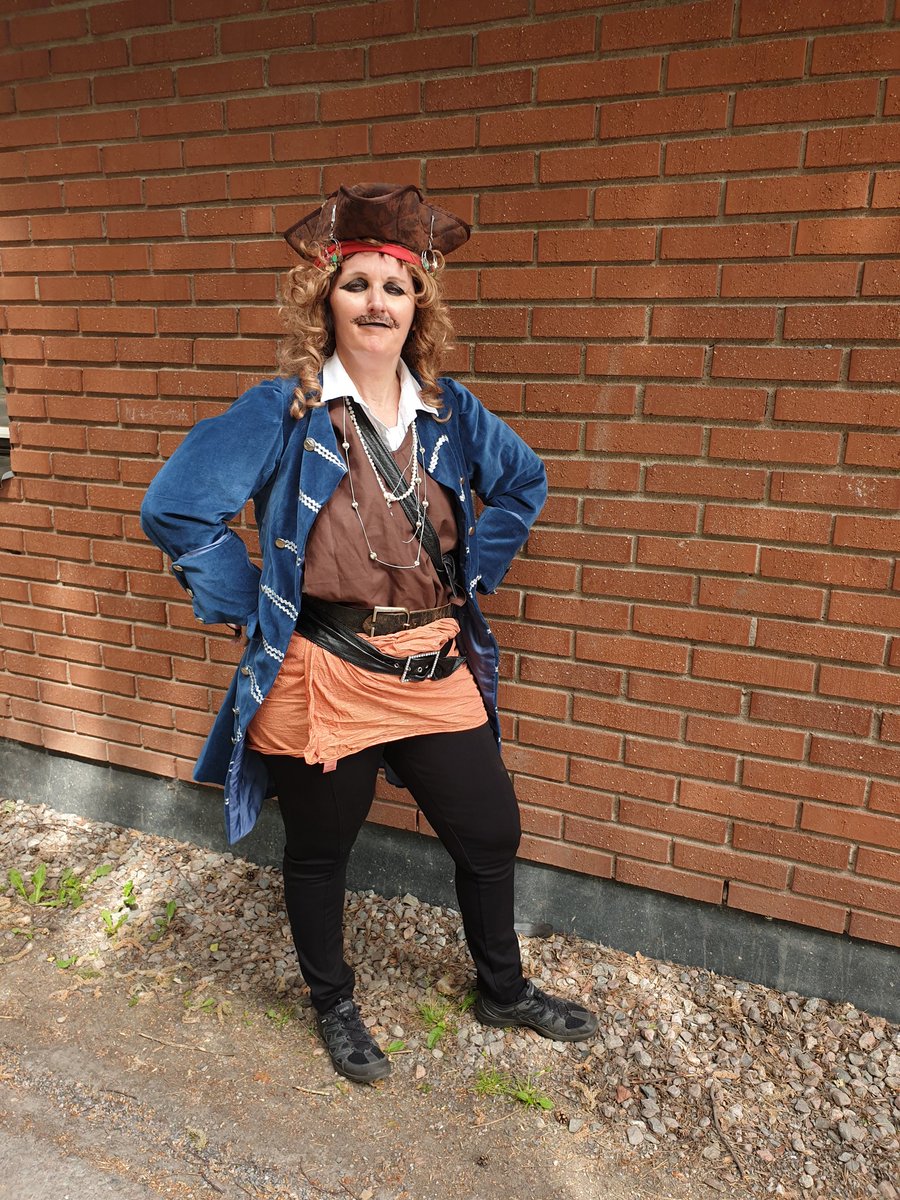 RektorAnneli_VS's tweet photo. En #rektor s vardag i #skolavslutning -stider. På fm iklädd rollen som Jack Sparrow i #skolan s spex där elever och personal spexar och showar (tog 2 timmar idag. ..😁🎭)Sen på kvällen m avslutningstal under armen på väg till skolavslutning 🎉👍🎶 #livetsomrektor #freinetmimer https://t.co/2sTfEXkhHa