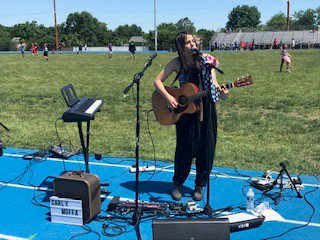 BravesWMS's tweet photo. Carly Moffa, former WMS student and American Idol contestant, performs at the WMS RISE Fest! #carlyrocks #americanidol #riseabovetheexpectations #WMSrocks https://t.co/stEtOJjBlp