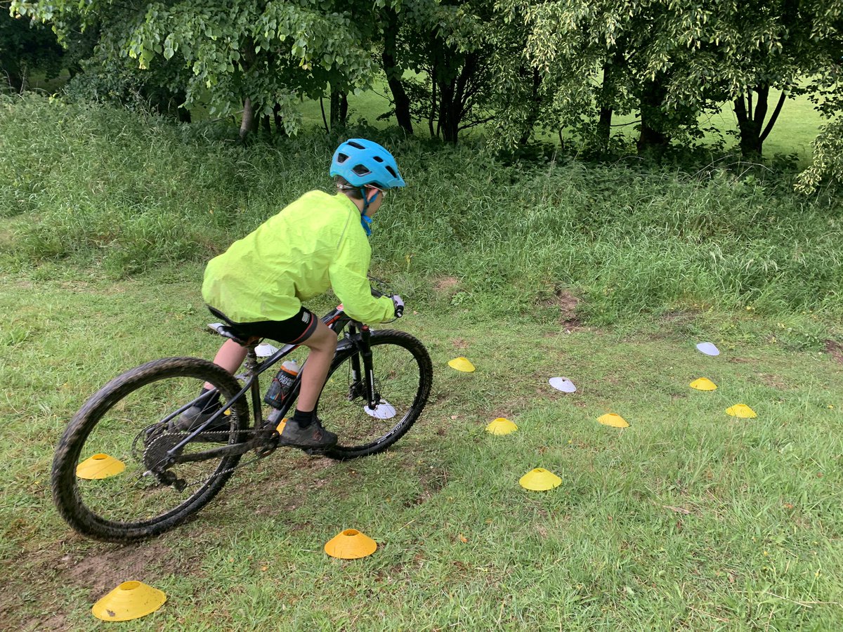 Looking at line choice through a cone rock garden. <a href="/BCSouthRegion/">British Cycling South Region</a> @BCcoaches <a href="/beyondthemud/">Hannah Attenburrow</a> #mtbkids