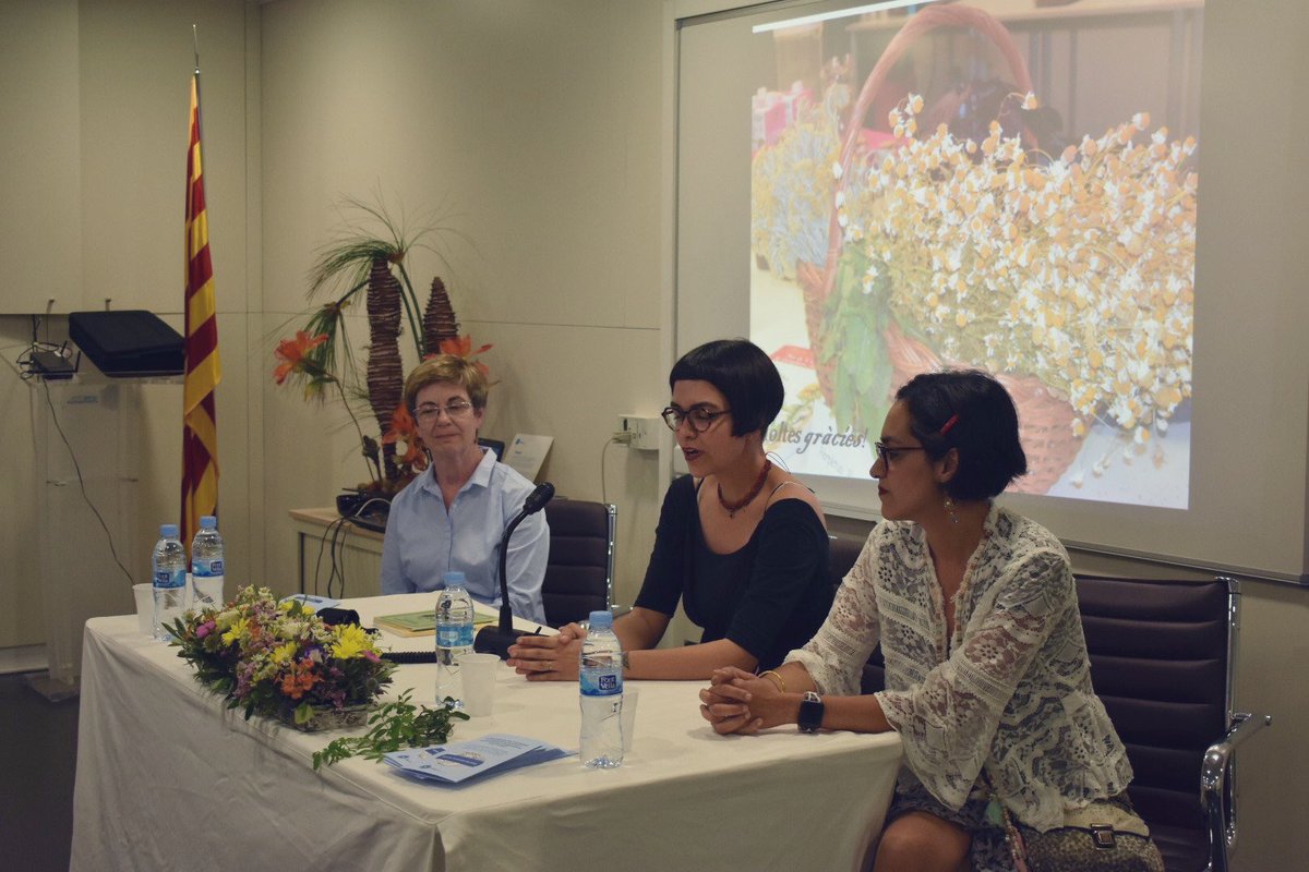 iasgirona's tweet photo. Dolors Gener, supervisora infermera de consultes externes de l’#hSantaCaterina i docent, participa avui a les jornades organitzades pel @COIGIrona sobre les #teràpies #complementàries https://t.co/5y9MWRaoNT