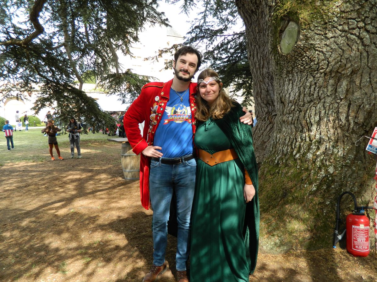 Julie_Muse's tweet photo. @GeekFaeries @LeSadPanda @LinksTheSun @Frederic_Molas @Seb_du_Grenier Et @RoiLennon, à qui j'ai pu donner mon petit point de croix ! https://t.co/rXDyFg8fMy
