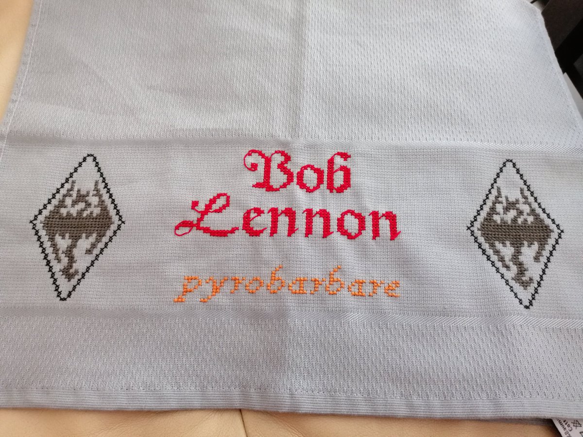Julie_Muse's tweet photo. @GeekFaeries @LeSadPanda @LinksTheSun @Frederic_Molas @Seb_du_Grenier Et @RoiLennon, à qui j'ai pu donner mon petit point de croix ! https://t.co/rXDyFg8fMy