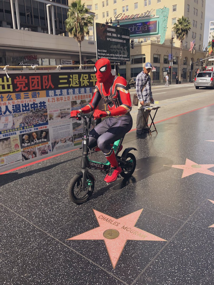「それはハリウッドにいました 軽快な自転車にまたがる蜘蛛男を 」|寺田てらのイラスト