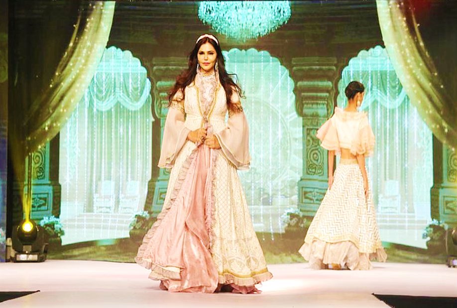 nishjamvwal's tweet photo. Walking an exuberant ecstatic #showstopper #fashion finale sequence at the #LeMarkInstitute of Art #fashionshow by @angelsparadise1 #PoonamTrivedi & enjoying every second @nishjamvwal @LemarkInstitute @LeMarkOfficial #glamorous #NishaJamVwal https://t.co/8n3sRgEWDU