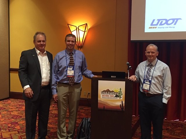 HNTBCorp's tweet photo. Live from #WASHTO2019 in Arizona: Richard Hart (#HNTB, moderator), Brett Slater (@UtahDOT, panelist) and Greg Davis (@DEA_Inc, panelist) discuss "Improving Collaboration & Reducing Risk Through Project Delivery Modifications." https://t.co/LznLM4fxDv